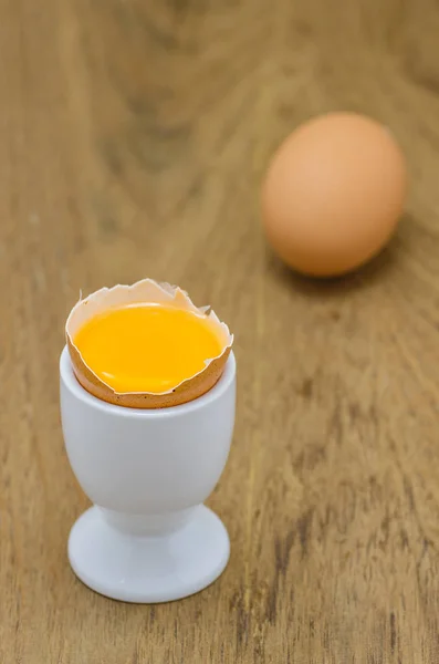 Jajka na jajko kubek na stole — Zdjęcie stockowe