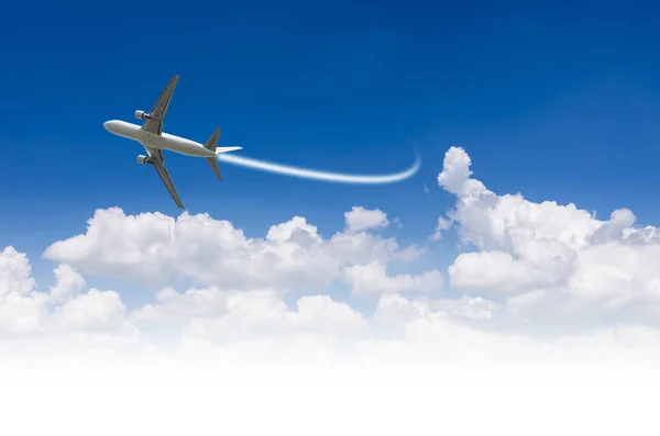 구름 위를 나는 비행기 — 스톡 사진