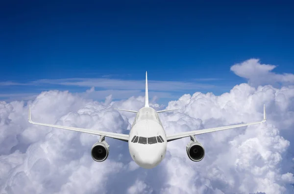 Flugzeug fliegt über Wolken — Stockfoto