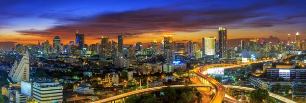 Autopista de Bangkok en el distrito financiero — Foto de Stock