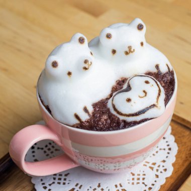 Kremsi kabarcıklar kapuçino üzerinde sevimli ayılar 