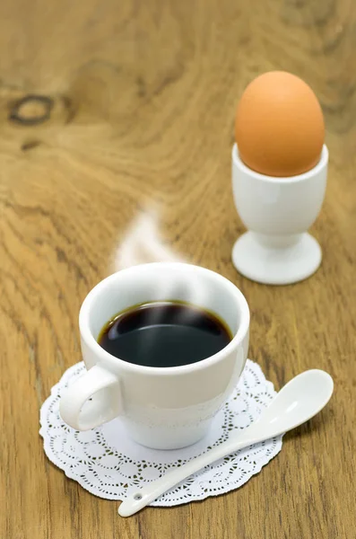 Schwarzer Kaffee in weißer Tasse — Stockfoto