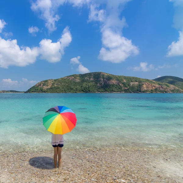 Femeie cu umbrelă în picioare pe plajă — Fotografie, imagine de stoc