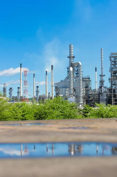 Buizen en schoorstenen van olieraffinaderij — Stockfoto