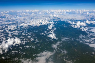 Dünya kabarık bulutlar altında