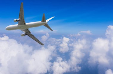 Bulutların üzerinde uçan uçak