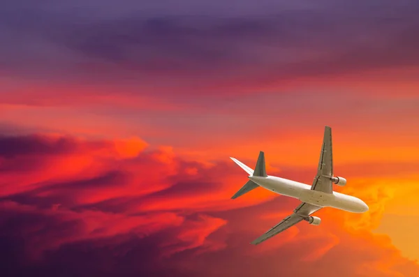 Самолет летит в небе — стоковое фото