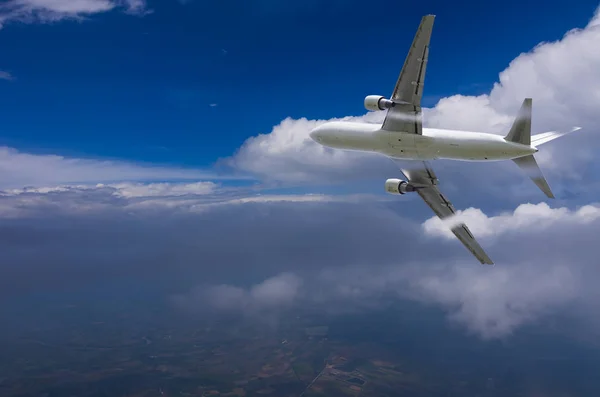 Flugzeug fliegt über Wolken — Stockfoto