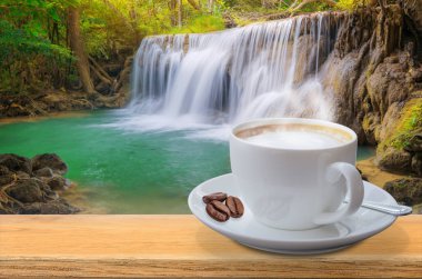 Kahve fincanı masada.