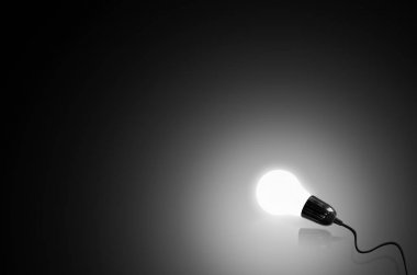 Ampul siyah kordon ile 