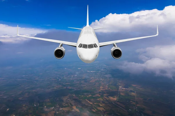 Avión volando sobre la ciudad — Foto de Stock