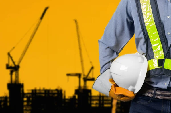 Inženýr, drží bílou helmu — Stock fotografie