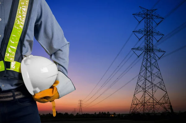 Ingeniero sosteniendo casco blanco — Foto de Stock