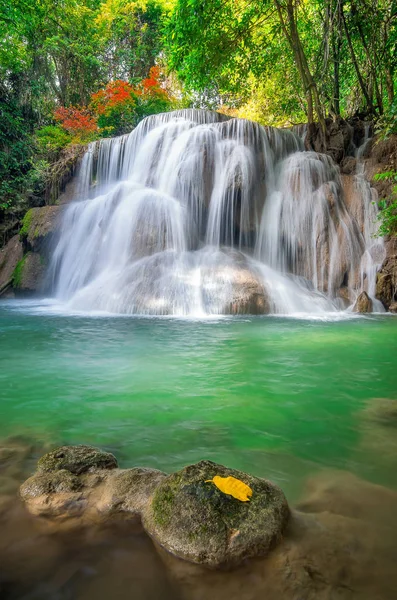 Краєвид Хуай Mae Kamin водоспад — стокове фото