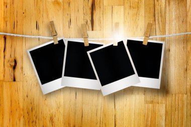 Boş resim çerçeveleri clothespins ile