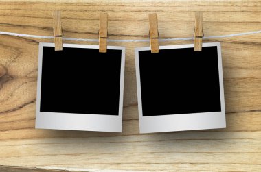 Boş resim çerçeveleri clothespins ile