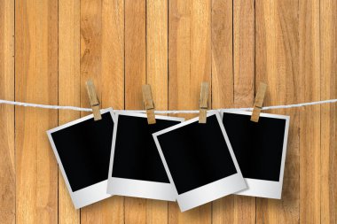 Boş resim çerçeveleri clothespins ile