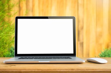  Masada boş ekran olan dizüstü bilgisayar 