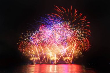 üzerinde siyah gök renkli havai fişek