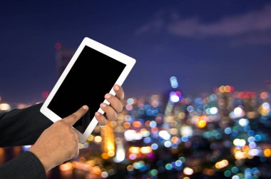 Tablet pc kullanan işadamı