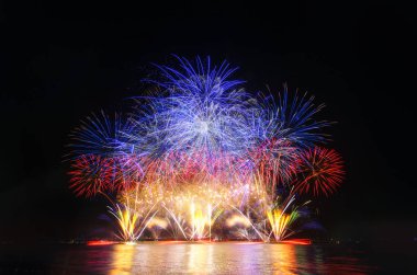 üzerinde siyah gök renkli havai fişek