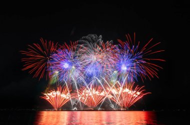 üzerinde siyah gök renkli havai fişek