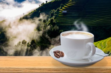 Kahve fincanı masada.