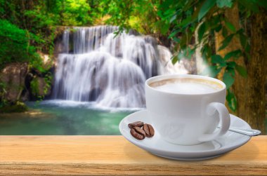 Kahve fincanı masada.