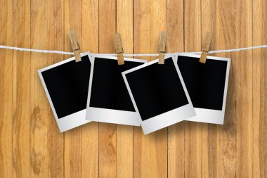 Boş resim çerçeveleri clothespins ile