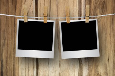 Boş resim çerçeveleri clothespins ile