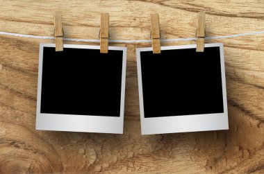 Boş resim çerçeveleri clothespins ile