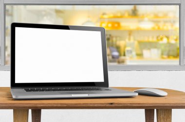  Masada boş ekran olan dizüstü bilgisayar 