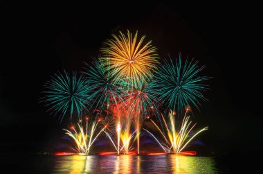 üzerinde siyah gök renkli havai fişek