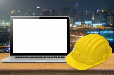 Sarı kask ve dizüstü 