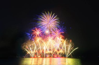 üzerinde siyah gök renkli havai fişek