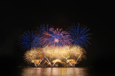 üzerinde siyah gök renkli havai fişek