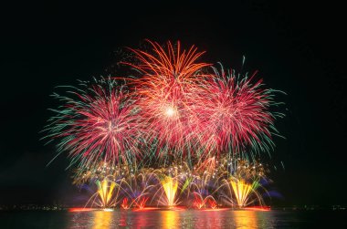 üzerinde siyah gök renkli havai fişek