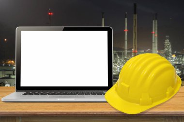 Sarı kask ve dizüstü 