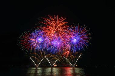 üzerinde siyah gök renkli havai fişek