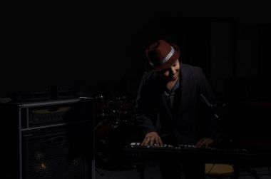 Müzisyen sentezleyici çalıyor