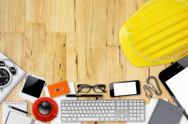 kask ile masa üzerinde Ofis donatım