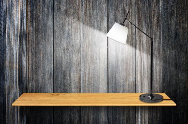 Masa lambası ile en iyi ahşap raf