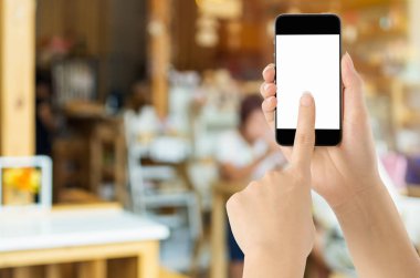 Akıllı telefon tutan kadın elleri