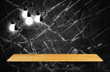 ahşap kitaplık lambalı 