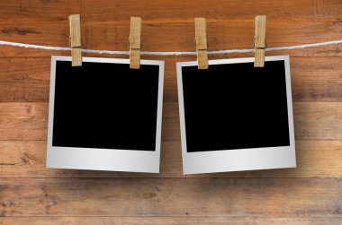 Boş resim çerçeveleri clothespins ile