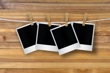 Boş resim çerçeveleri clothespins ile