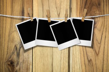 Boş resim çerçeveleri clothespins ile