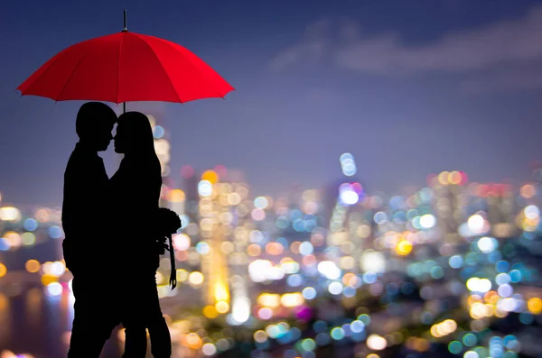 Casal com guarda-chuva vermelho — Fotografia de Stock