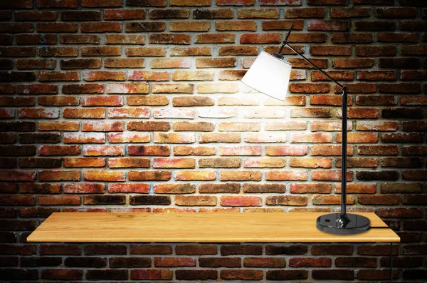 Лампа на деревянной книжной полке — стоковое фото