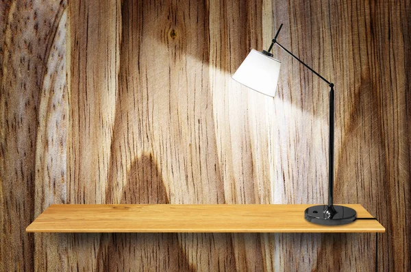 Lampada su libreria in legno — Foto Stock